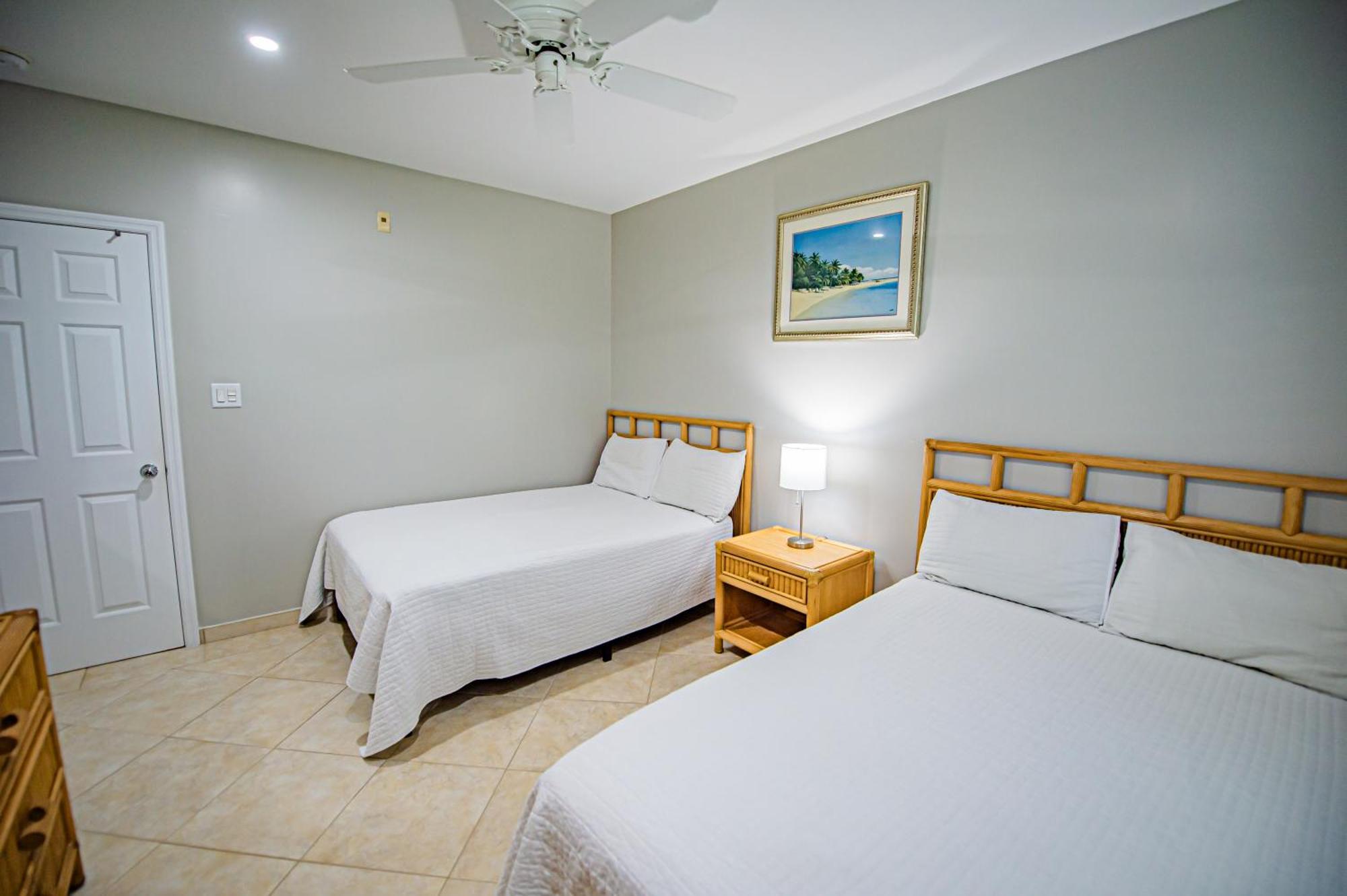 Seven Mile Beach Resort ジョージ・タウン エクステリア 写真