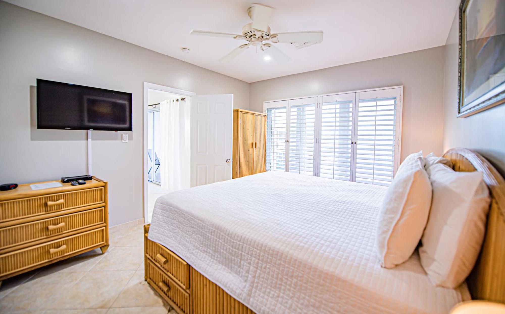 Seven Mile Beach Resort ジョージ・タウン エクステリア 写真